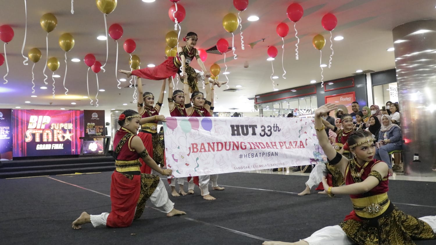 Bandung Indah Plaza (BIP) menggelar pesta ulang tahun ke-33 dengan rangkaian kegiatan. 