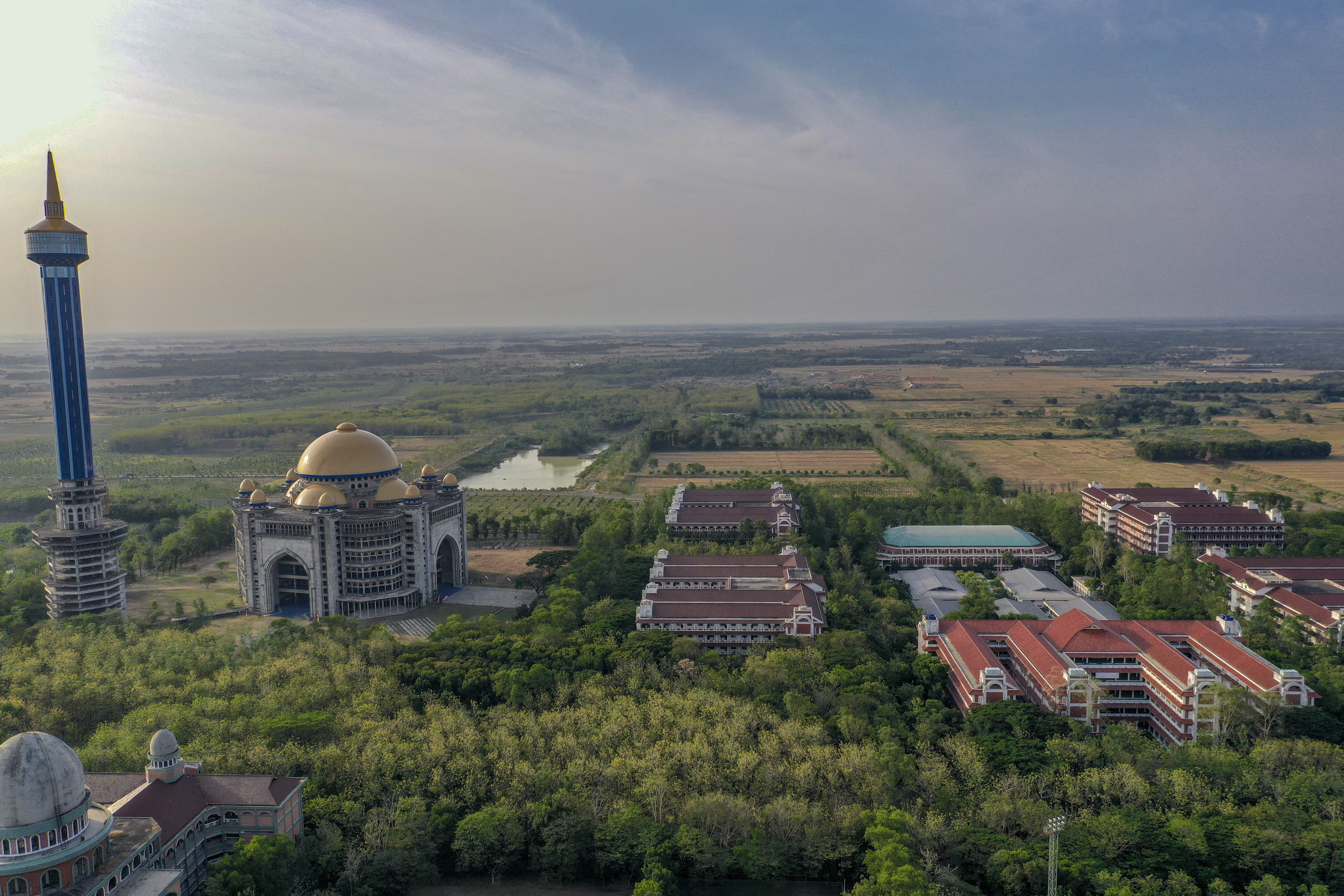  Foto areal bangunan komplek Pondok Pesantren Al Zaytun, Indramayu, Jawa Barat