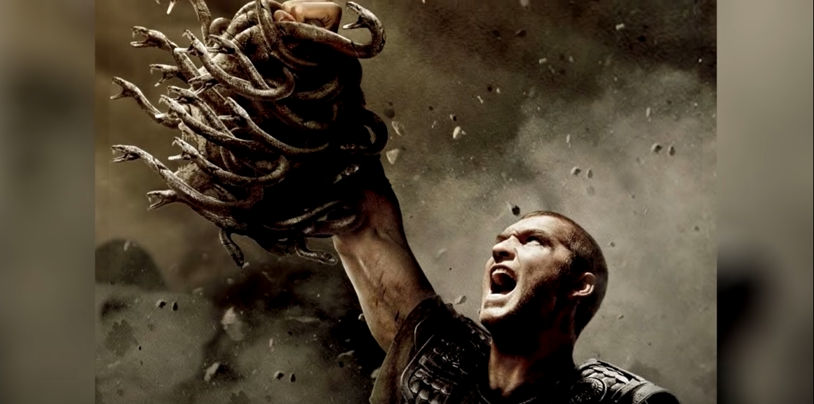 Sosok Perseus yang berhasil memenggal kepala Medusa digambarkan dalam film Clash of The Titans (2010).
