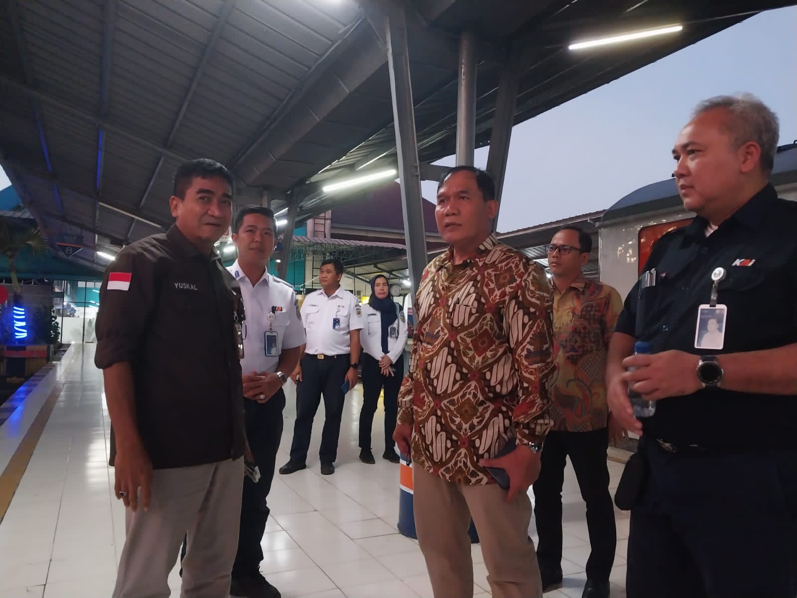 Pengamat kebijakan publik Bambang Haryo Soekartono (pakai batik) meninjau Stasiun Kertapati, Kota Palembang, beberapa hari lalu.