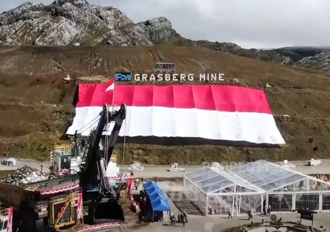 Pengibaran bendera merah putih di tambang terbuka Grasberg PT Freeport Indonesia.