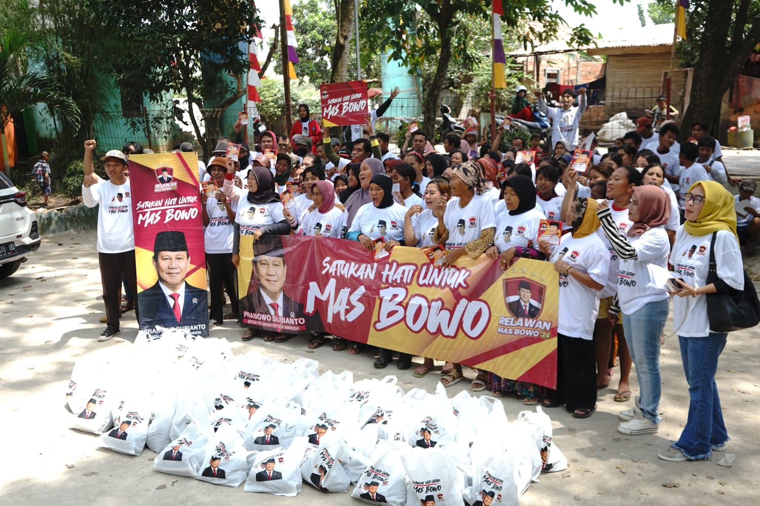Tim Relawan Mas Bowo membagikan sembako kepada warga di Kota Palembang, Sumsel. 