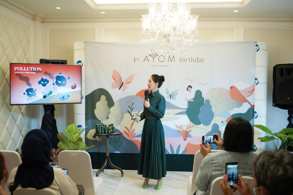  dr. Olivia Ong, M.Biomed (AAM) atau dikenal dengan sapan Mba Yom, Founder AYOM, memberi penjelasan dampak polusi untuk kesehatan kulit.