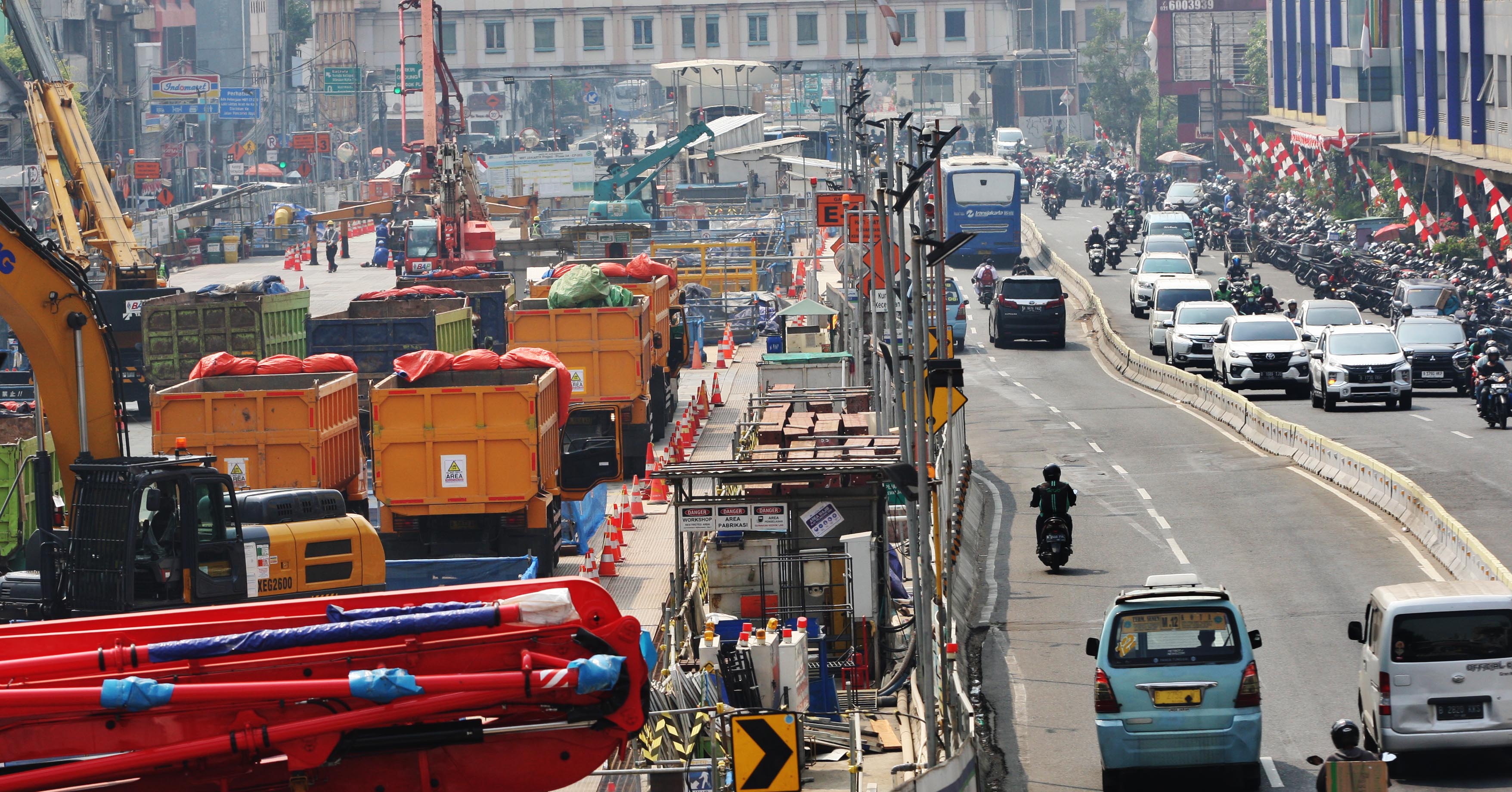 Alat berat menggarap proyek MRT fase 2 Bundaran HI-Kota di kawasan Jalan Gajah Mada, Jakarta, Senin (07/08/2023).
