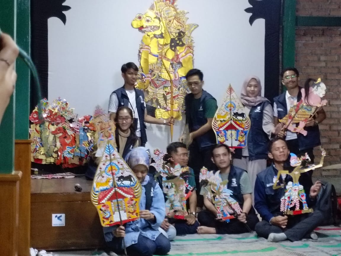 PT Indra Karya memberikan bantuan pendidikandan kebudayaan berupa wayang dan keroncong wayang (Congyang) di Sragen, Jateng.