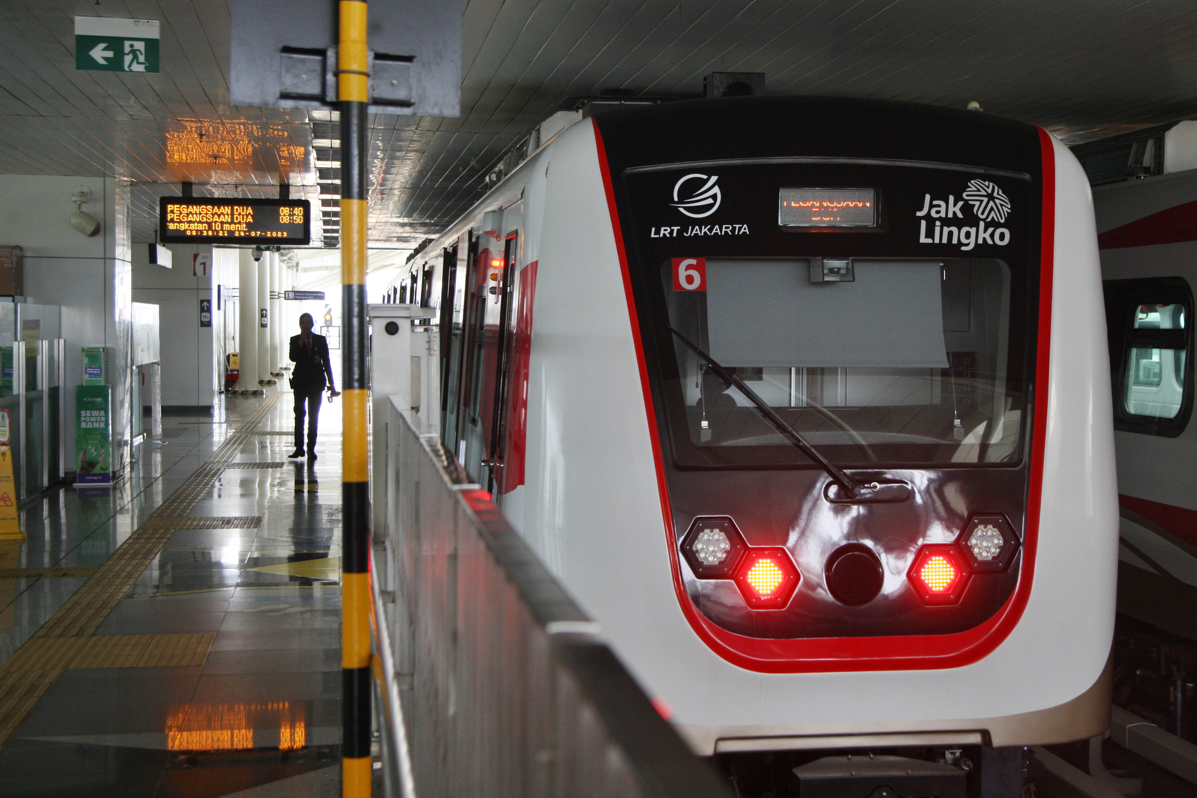 Rangkaian gerbong LRT parkir di Stasiun Velodrome, Rawamangun, Jakarta.