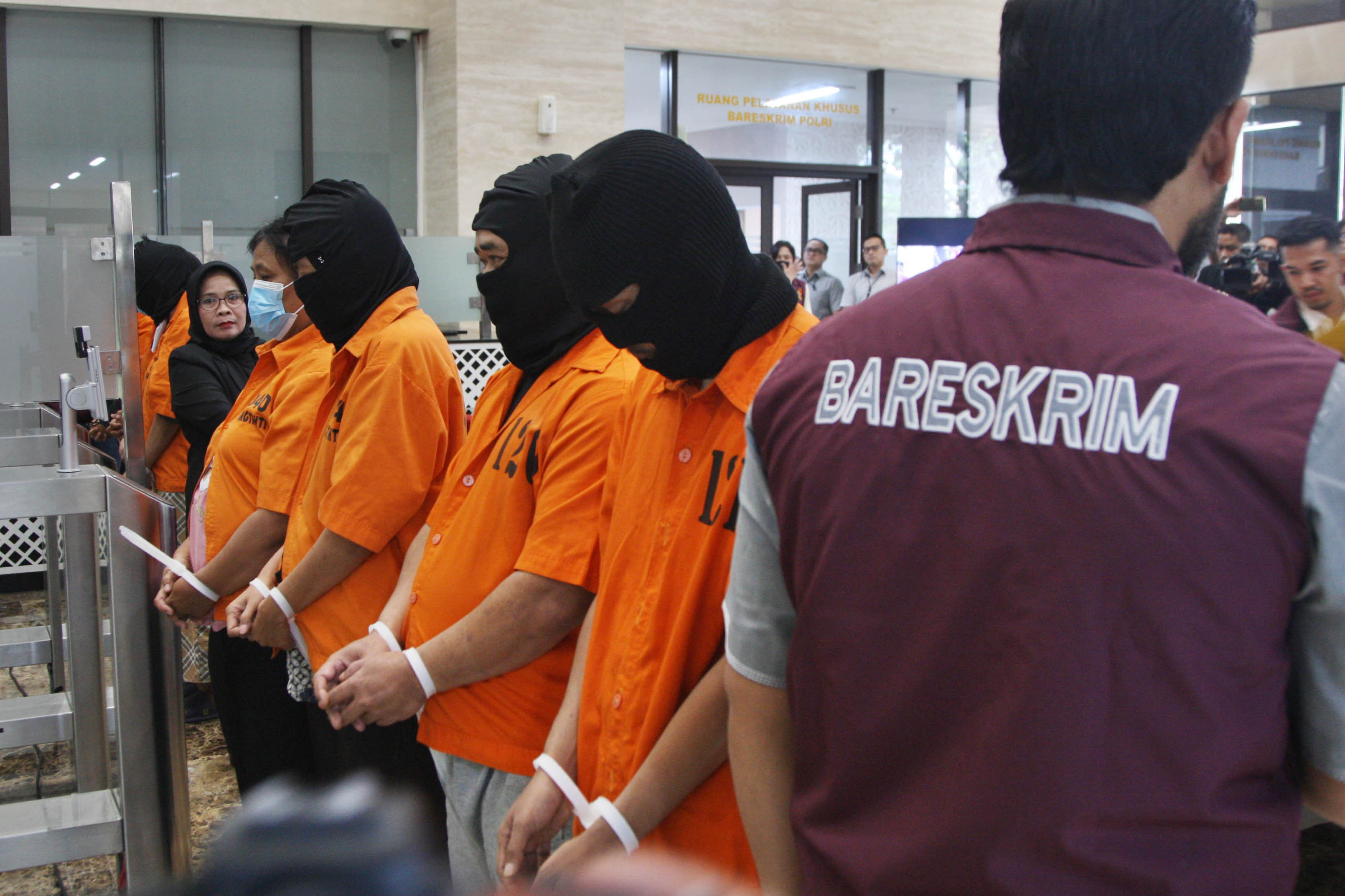 Para tersangka dihadirkan dalam rilis pengungkapan kasus TPPO di Bareskrim Mabes Polri, Jakarta, Selasa (27/6).