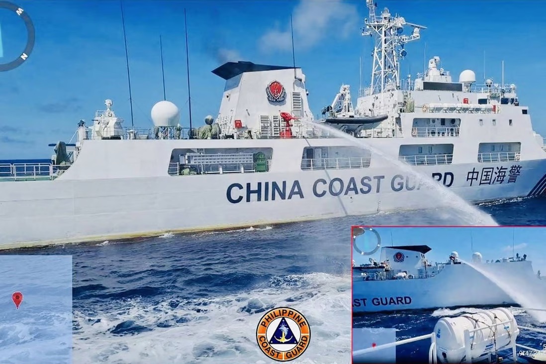 Kapal Penjaga Pantai Tiongkok menembakkan water cannon ke arah kapal Filipina di perairan Laut China Selatan.