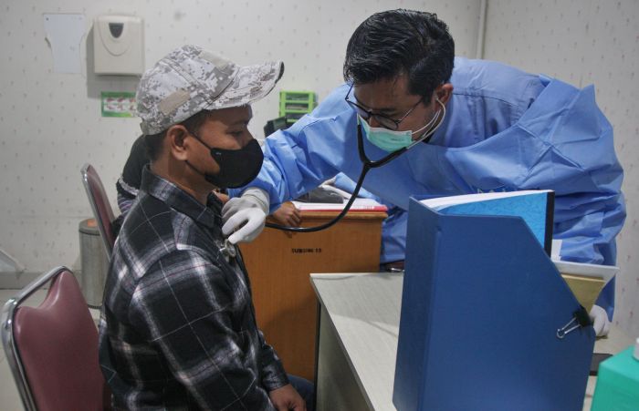 Pasien dengan gejala batuk dan sesak nafas memeriksakan diri di Poli Batuk dan infeksi saluran pernapasan akut (ISPA). 