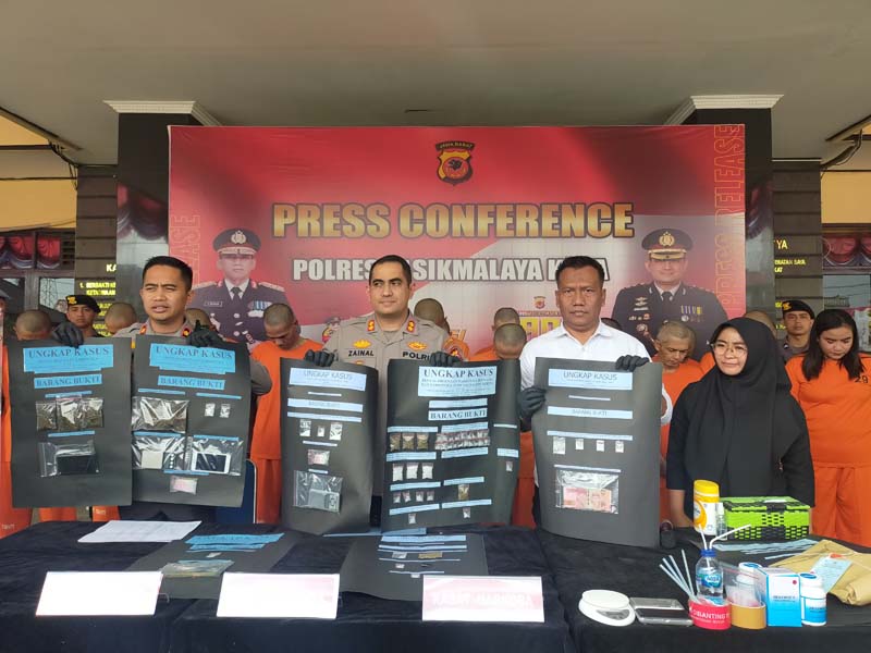 Sebanyak 24 orang diamankan Kepolisian Tasikmalaya melalui operasi antik dan penggerebekan terkait narkotika.