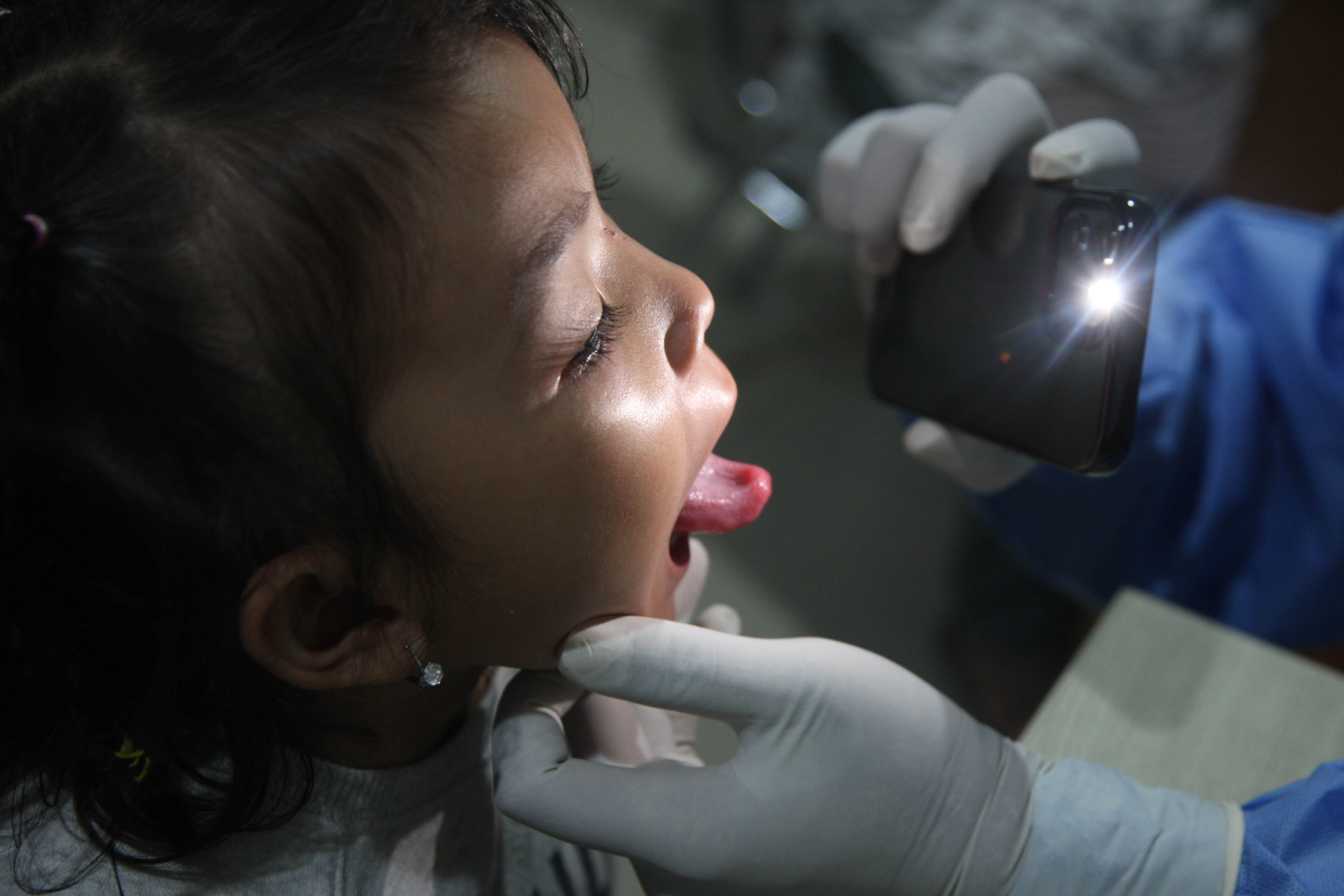 Pasien dengan gejala batuk dan sesak nafas antre memeriksakan diri di Poli Batuk dan ISPA di Puskesmas Cilincing