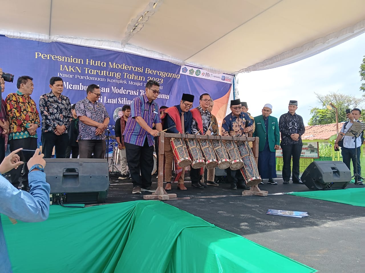 Johni Tilaar, Sekretaris Ditjen Bimas Kristen Repubelik Indonesia disambut tati sawan saat memasuki lokasi peresmian  