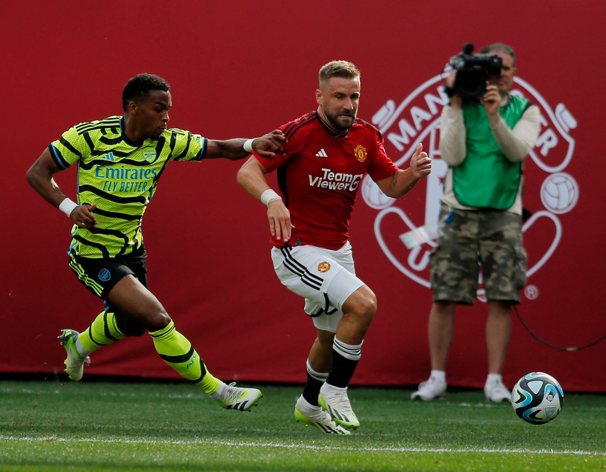 Bek kiri Manchester United Luke Shaw (kanan)