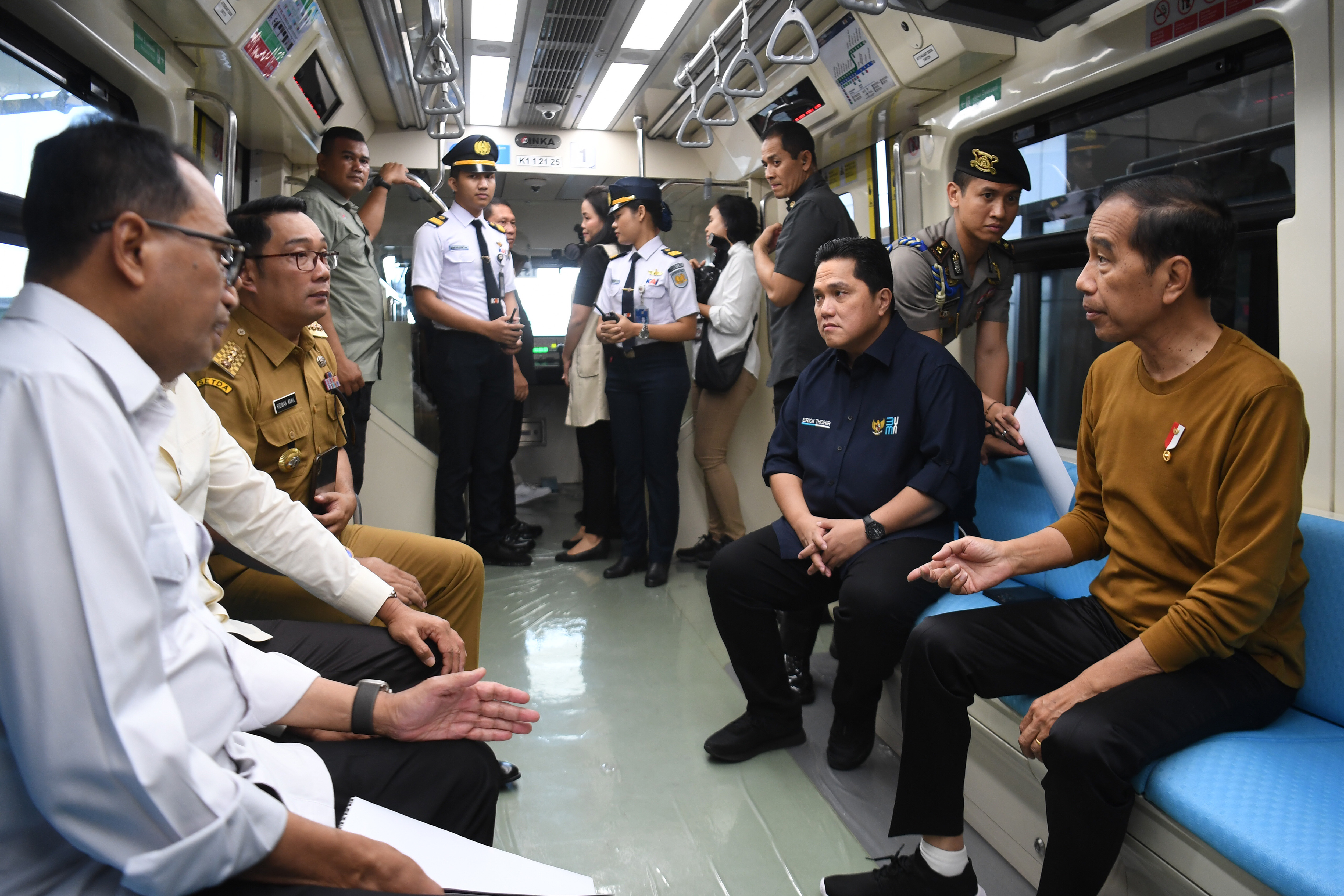 Presiden Joko Widodo (kanan) saat mencoba LRT Jabodebek, Kamis (3/8).