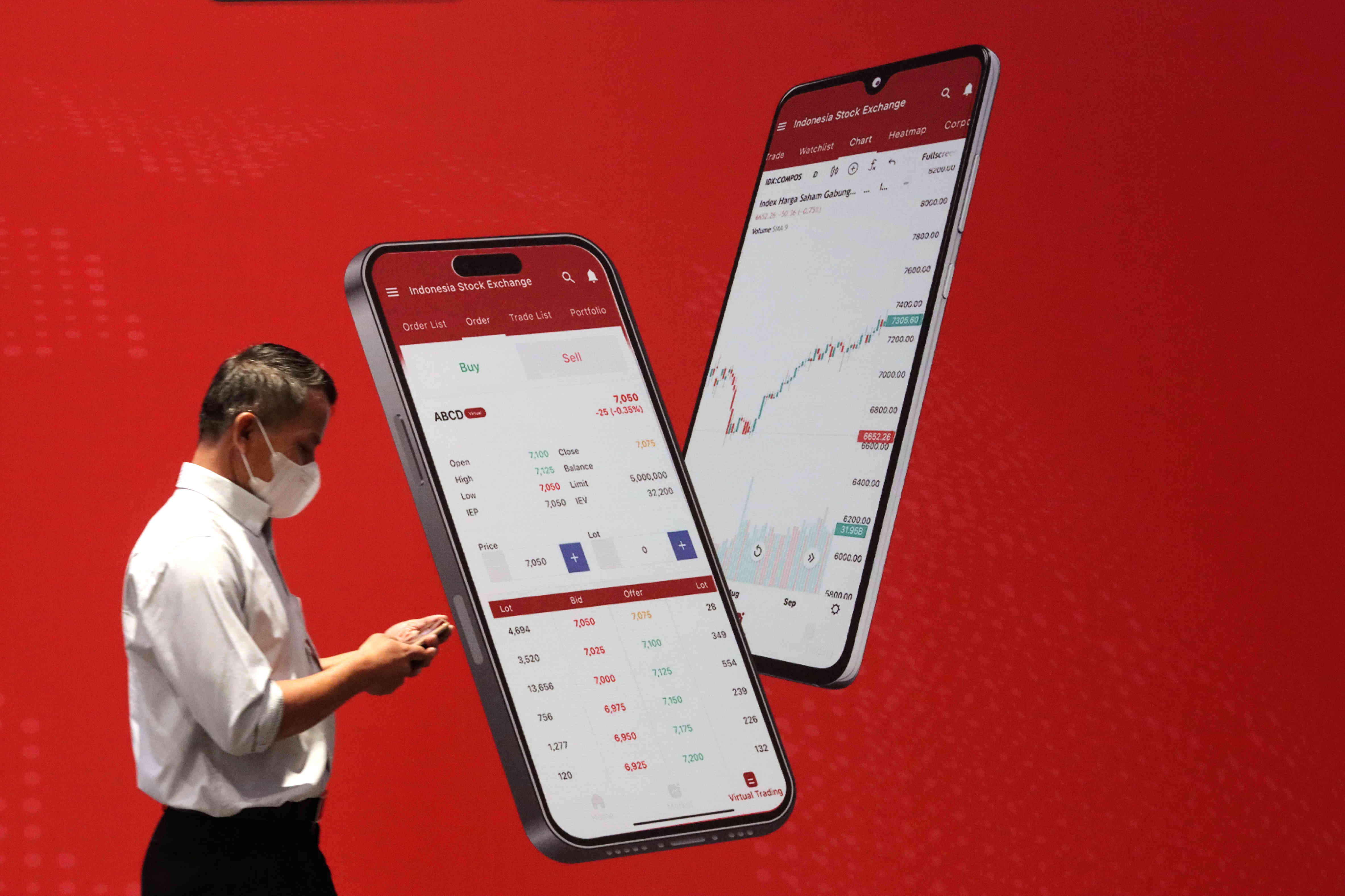 Layar informasi pergerakan Indeks Harga Saham Gabungan (IHSG) di Bursa Efek Indonesia, Jakarta, Rabu (18/7).