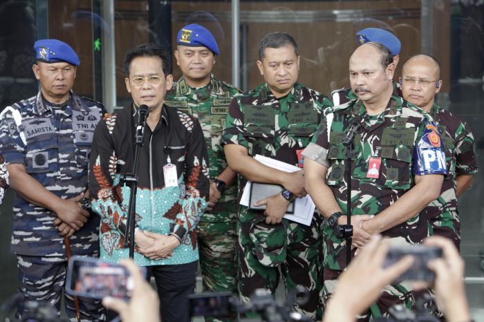 Wakil Ketua KPK Johanis Tanak dan Komandan Puspom TNI Marsekal Muda Agung Handoko memberikan keterangan pers