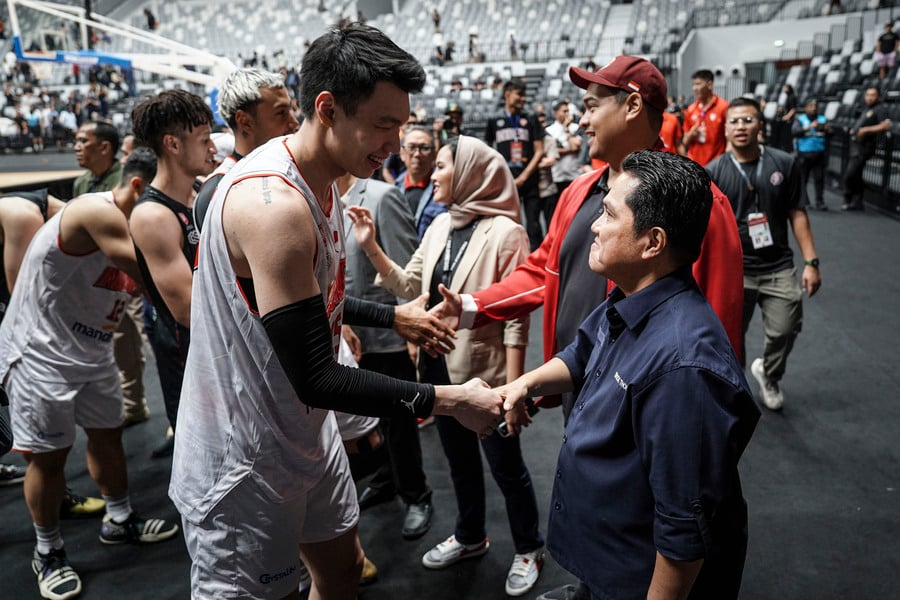 Para pemain timnas basket Indonesia dengan Menpora dan Menteri BUMN.