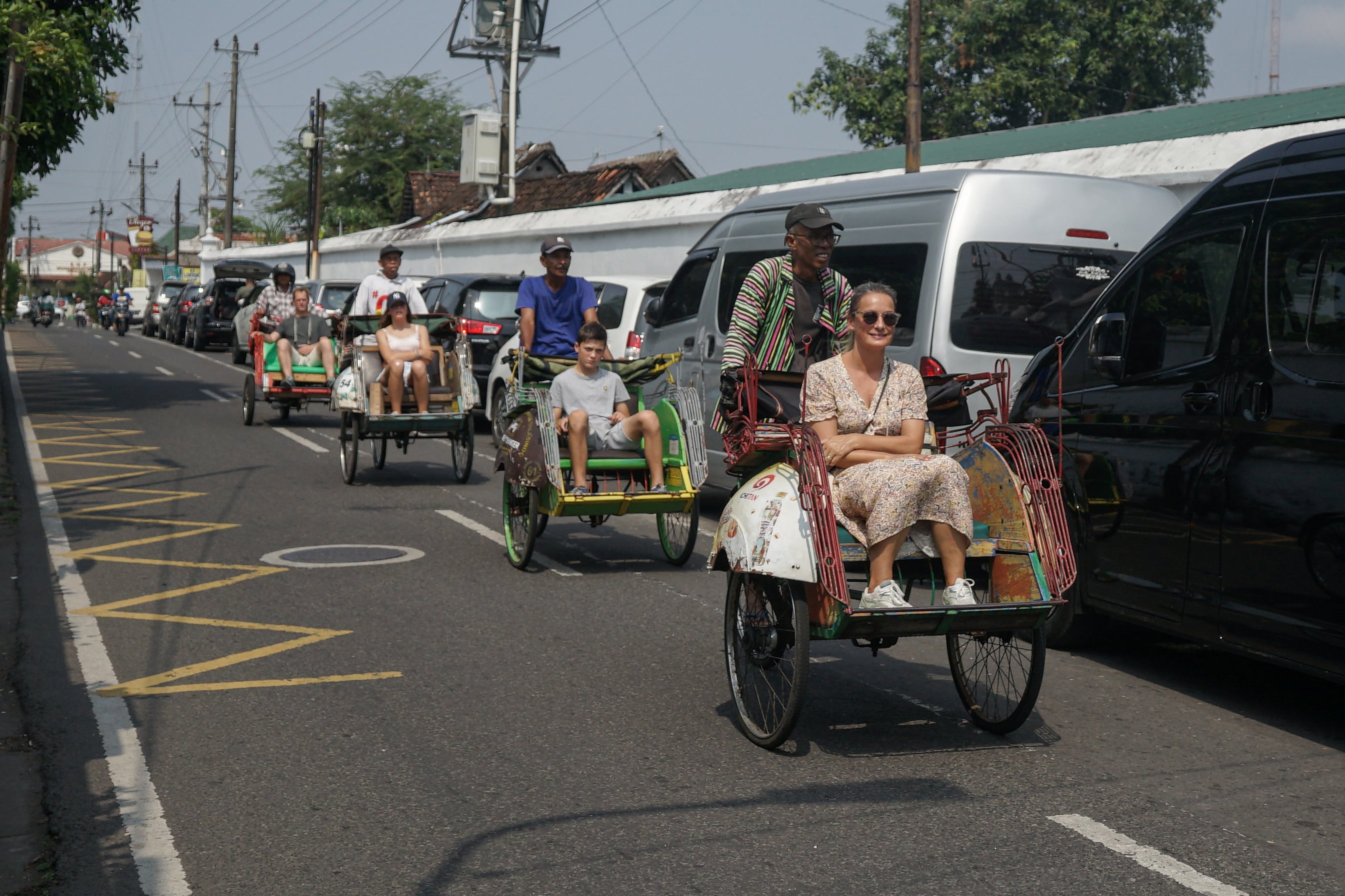 Sejumlah wisatawan mancanegara berwisata dengan naik becak di kawasan Taman Sari, Yogyakarta, Senin (24/7/2023).