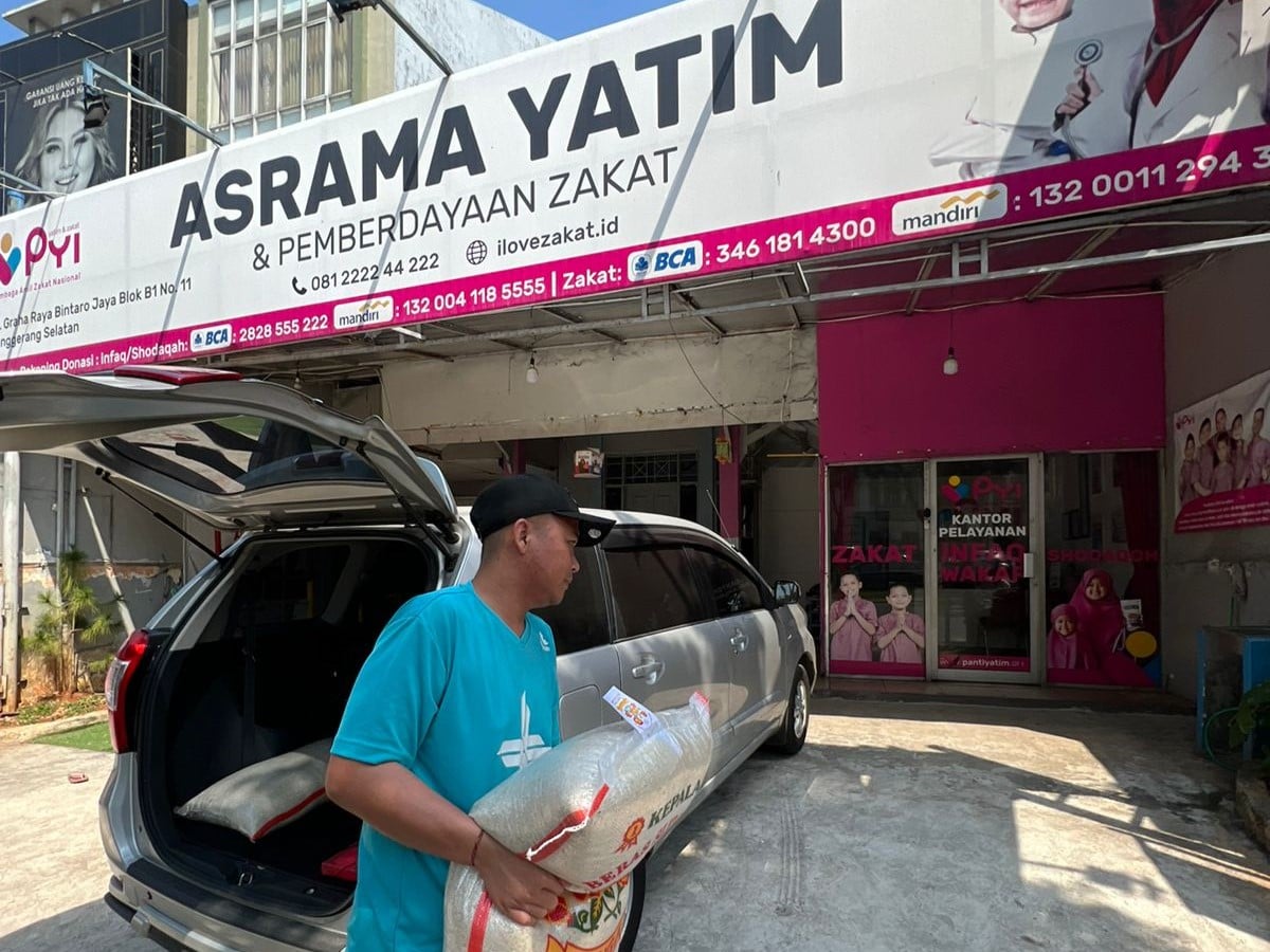 Bank Lestari Jakarta (BPR) untuk mengadakan program Lestari For Kids bagi anak-anak, khususnya yang ada di panti asuhan.