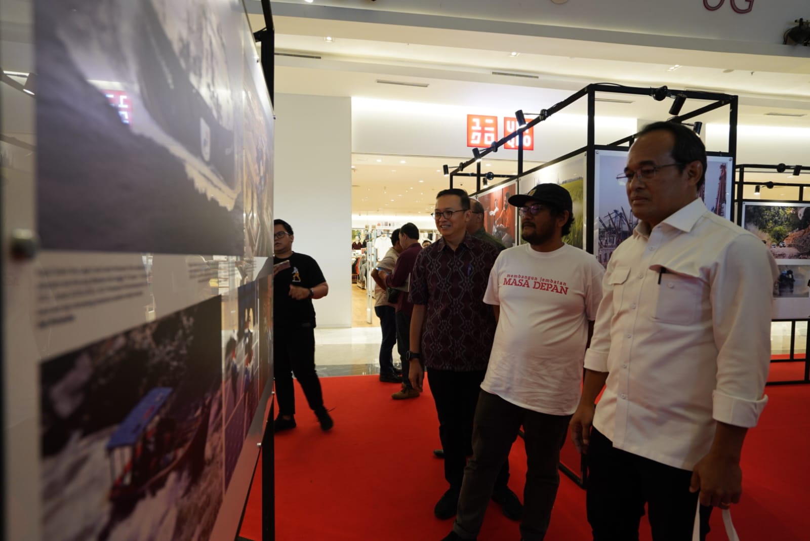 Pameran foto bertema Membangun Jembatan Masa Depan dalam memperingati HUT ke-78 RI