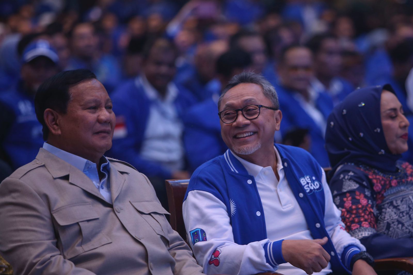 Ketua Umum Partai Amanat Nasional Zulkifli Hasan (kanan) bersama Ketua Umum Partai Gerindra Prabowo Subianto pada HUT ke-25 PAN, di Jakarta.