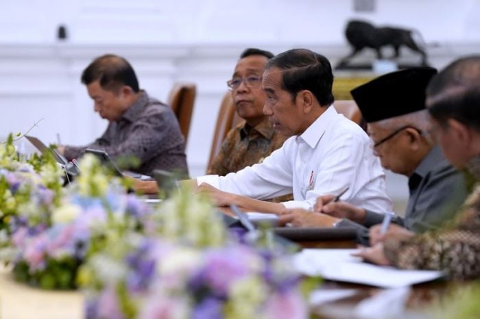 Presiden Joko Widodo memimpin rapat terbatas di Istana Merdeka, Jakarta