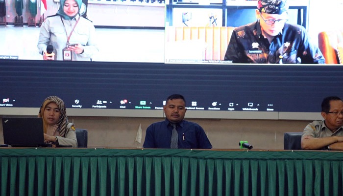 Kepala BPPSDMP Kementan, Dedi Nursyamsi (kanan atas) membuka webinar internasional.