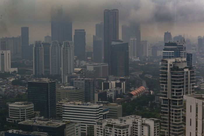  Suasana gedung perkantoran bertingkat yang tertutup oleh kabut polusi di Jakarta
