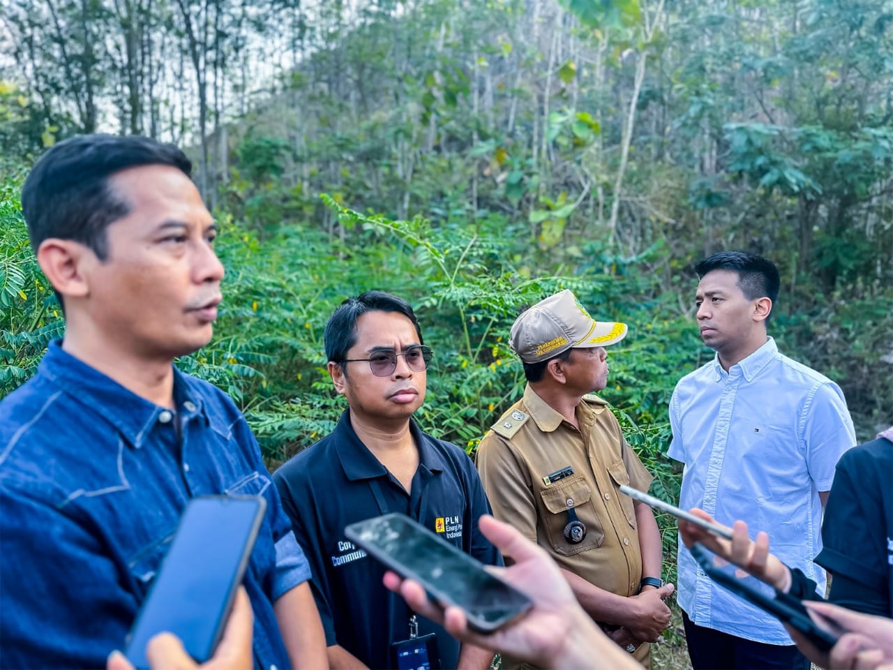 Direktur Biomassa PLN Energi Primer Indonesia (EPI), Antonius Aris Sudjatmiko; Sekper PT PLN EPI, Mamit Setiawan di Gunung Kidul.