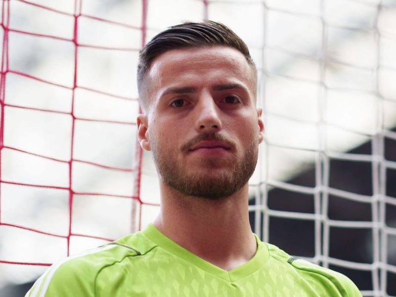 Ajax Amsterdam Datangkan Kiper Muda Diant Ramaj