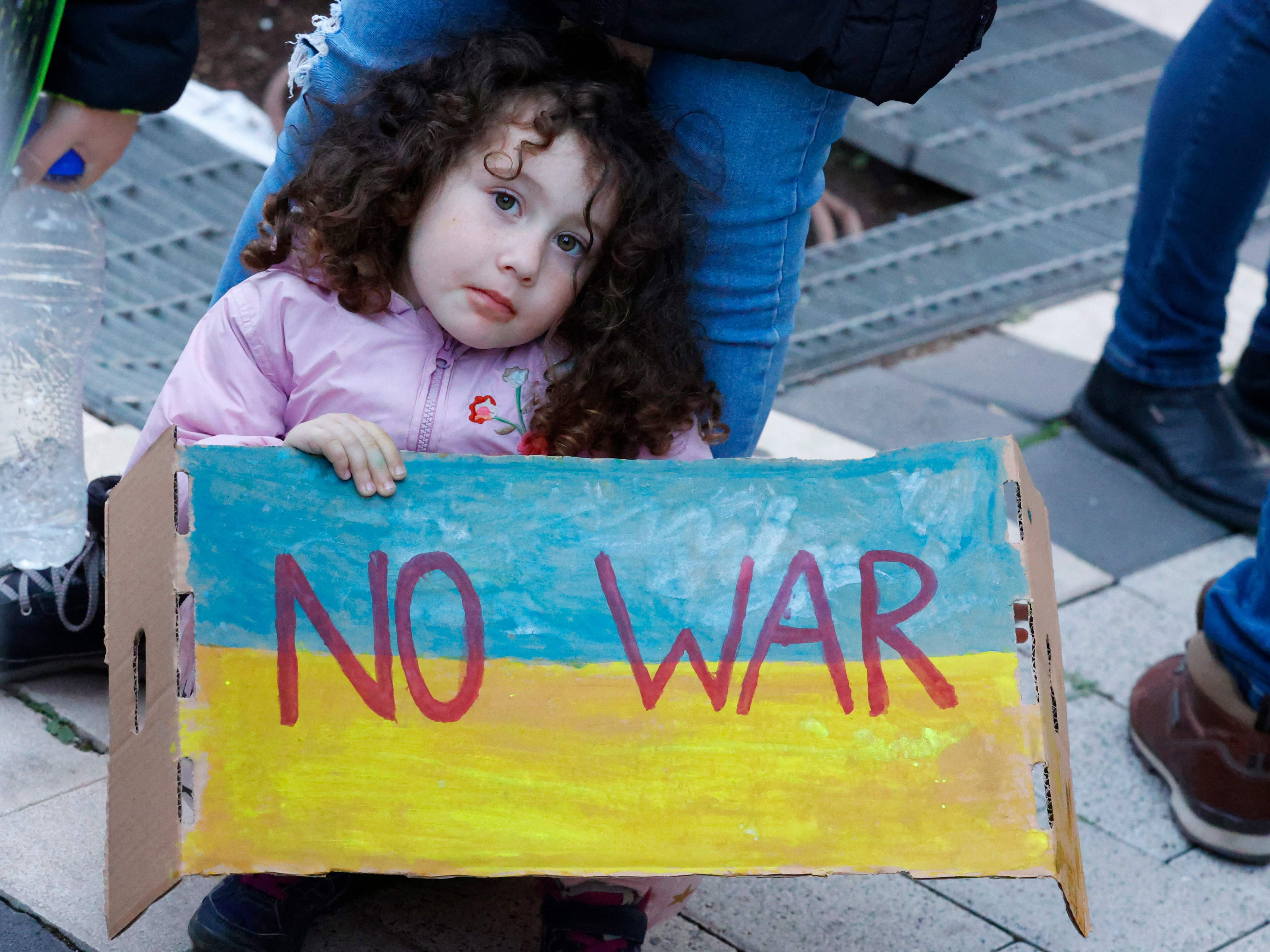 Preposition of Place, Time, and Direction: Penggunaan In On At dan Contohnya