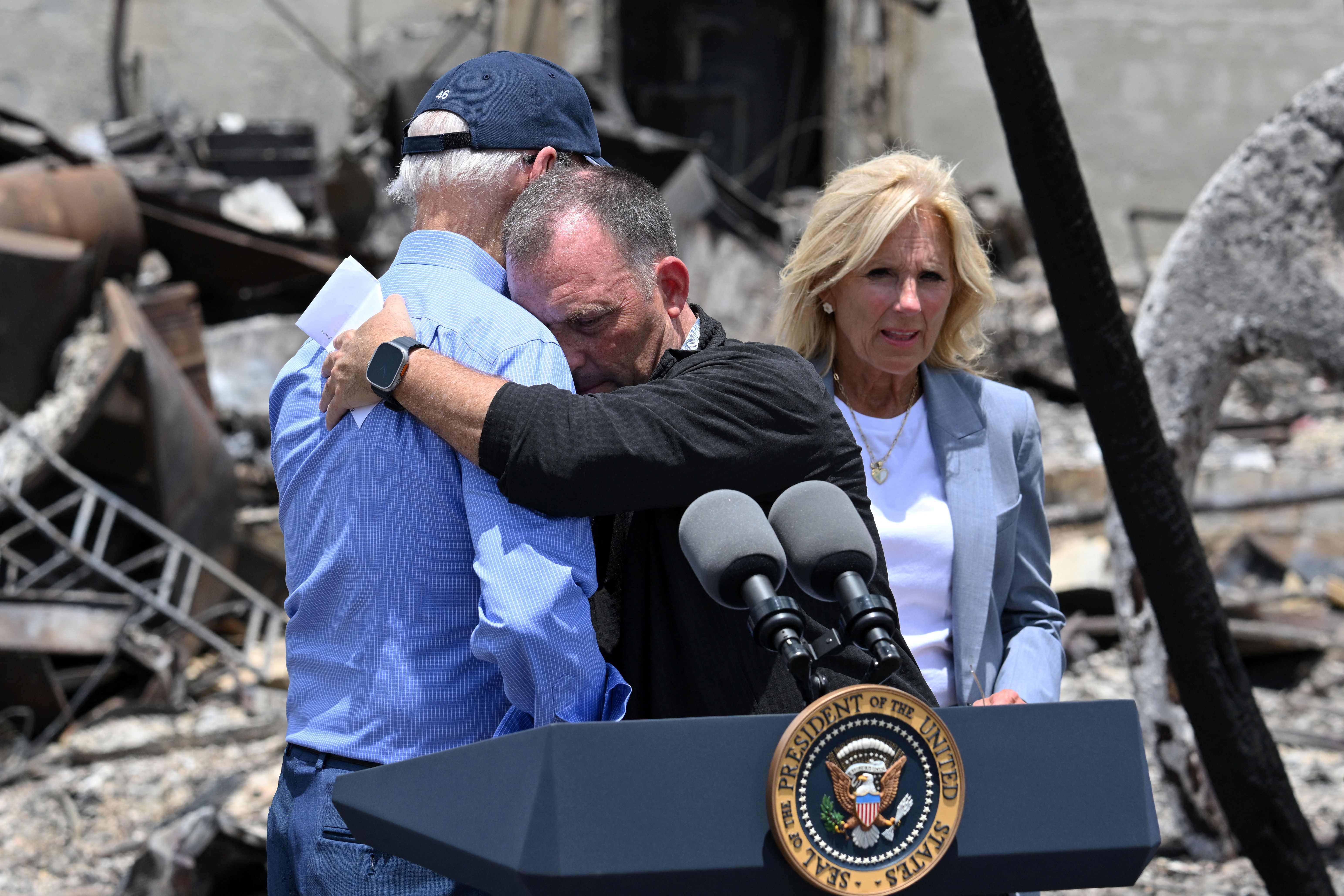 Presiden AS Joe Biden berpelukan dengan Gubernur Hawaii Josh Green saat meninjau kawasan yang hancur akibat kebakaran lahan.