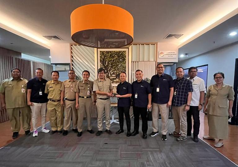 Pertemuan antara Kepala Dinas DPMPTSP Beni Agus Chandra dan Kepala Kantor Wilayah BPJS Ketenagakerjaan Jakarta Deny Yusyulian. 