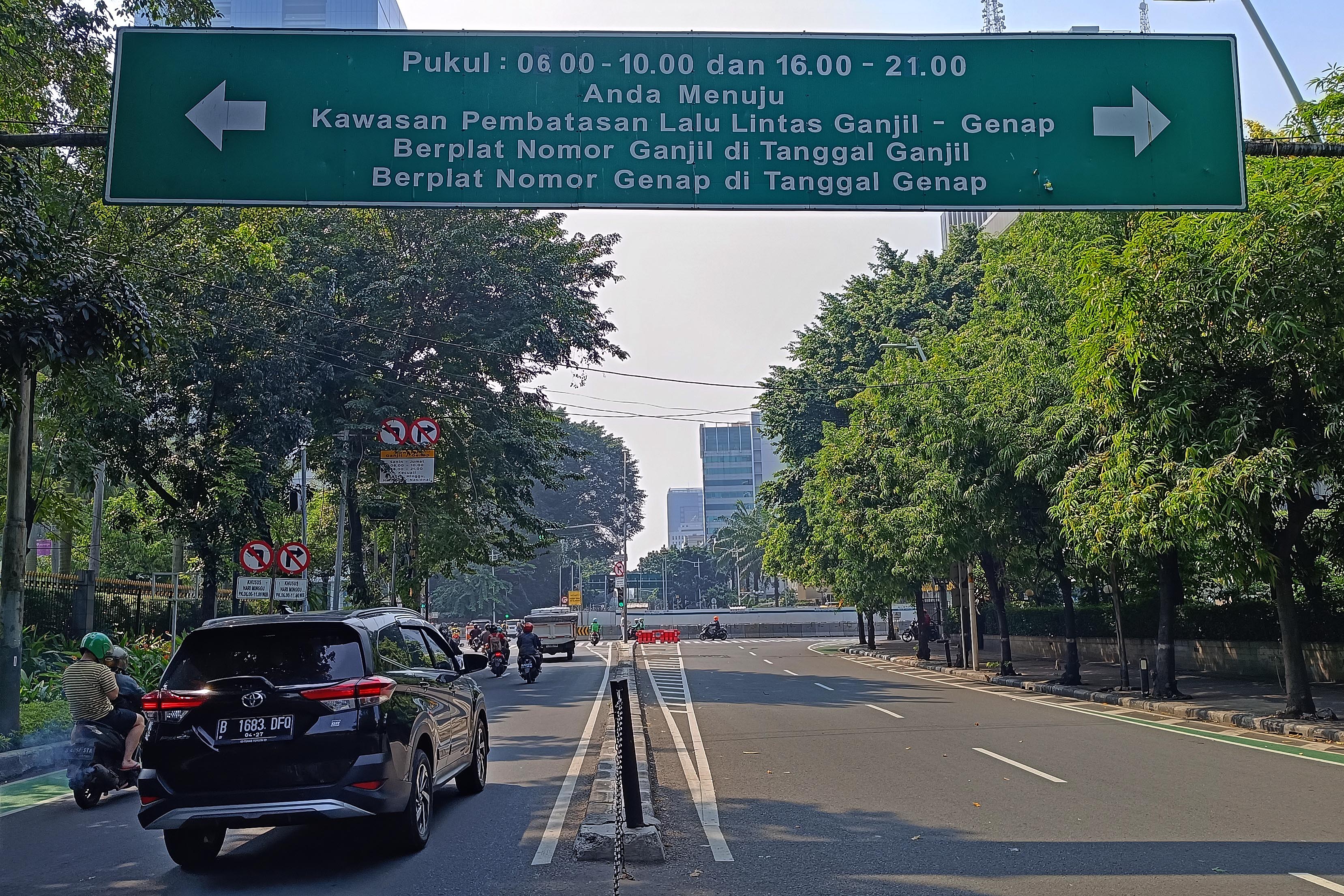 Kendaraan melintas di ruas Jalan Thamrin, Jakarta.