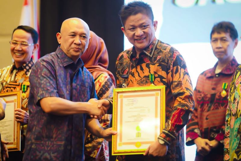 Bupati OKU Timur Lanosin menerima penghargaan dari Menteri Koperasi dan UKM Teten Masduki.