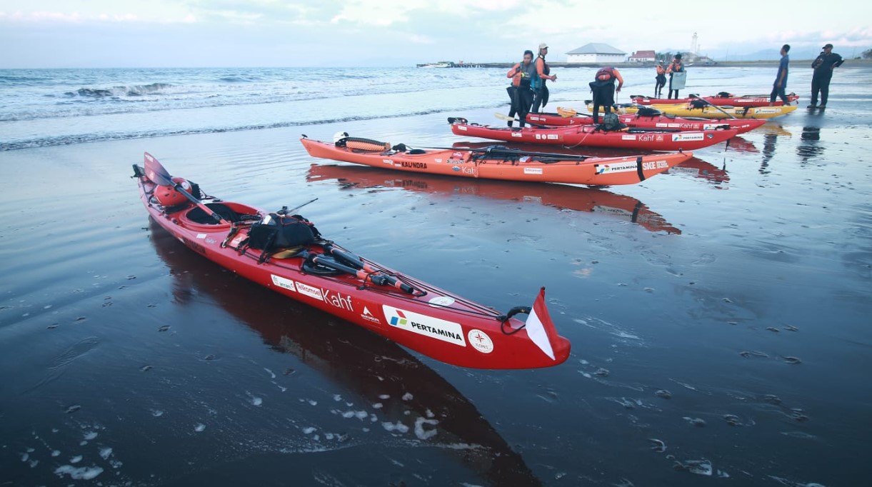 Anggota tim Ekspedisi Kayak Laut Flores saat tiba di Nagekeo, NTT.