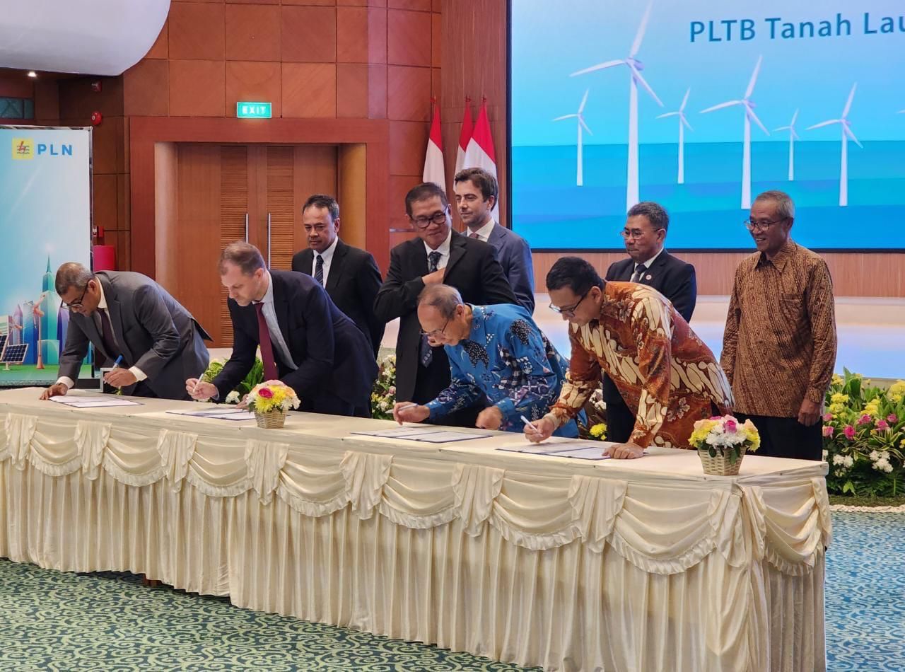 Direktur Utama PLN Darmawan Prasodjo melaukan tanda tangan kerja sama dengan  Sekolah Bisnis dan Manajemen ITB (SBM ITB) di Bandung.