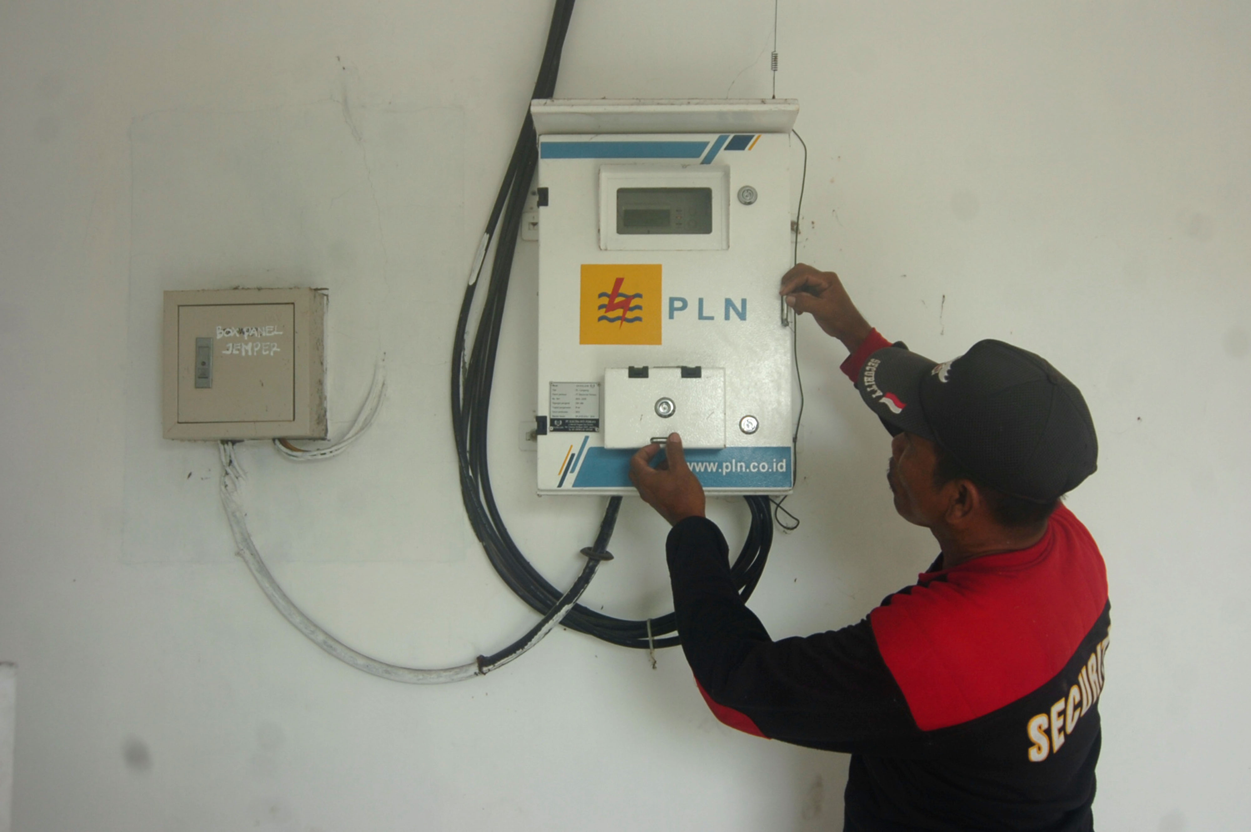 Seorang petugas memeriksa box panel listrik di Rumah Susun Sewa (Rusunawa) Tegal, Jawa Tengah.