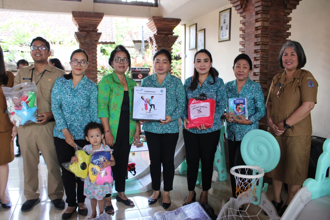 Cegah Stunting, Pemkot Denpasar Serahkan Alat Bantu BKB Kit Stunting