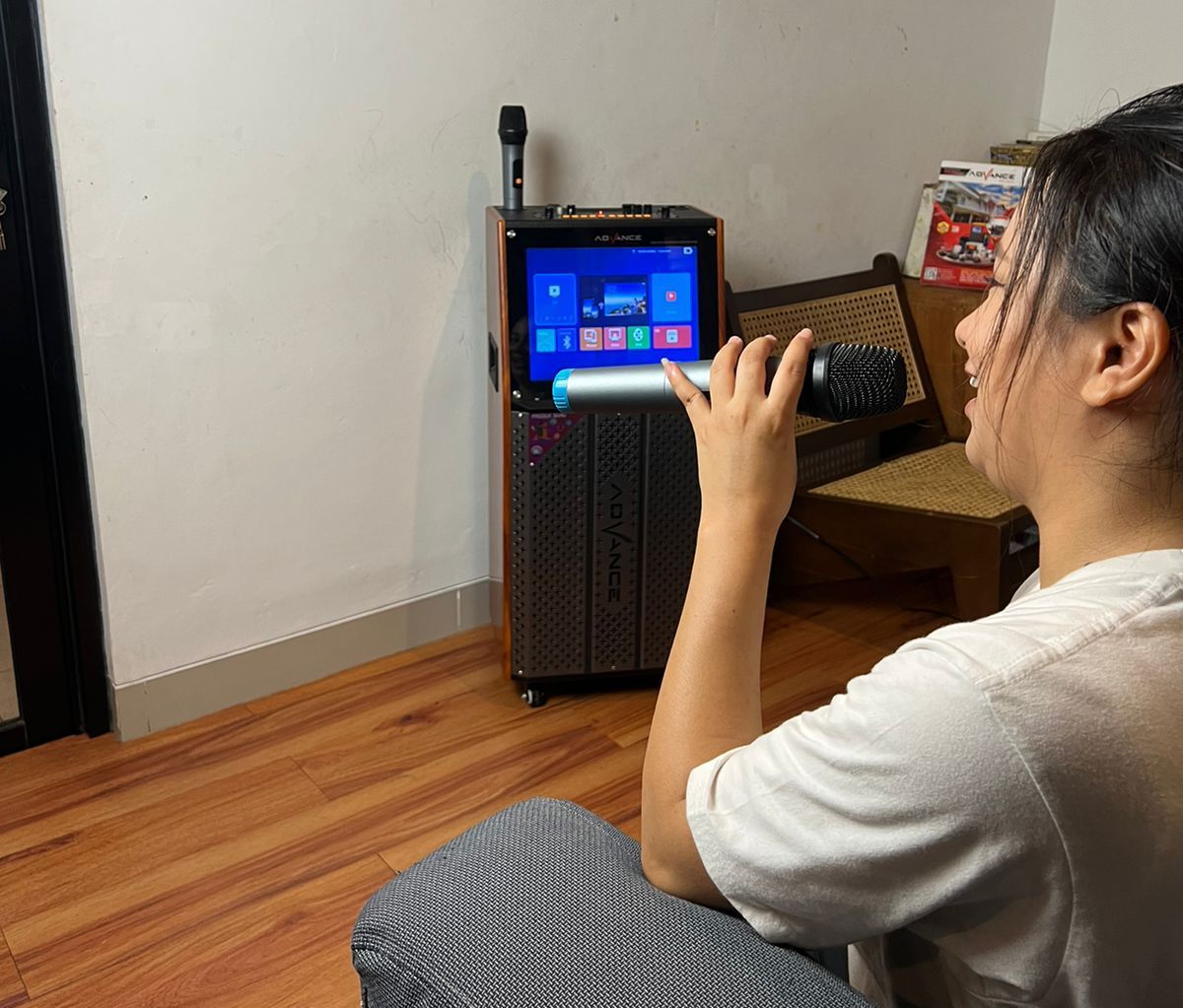 Jukebox series KL dari Advance Digitals dilengkapi dengan speaker 15”, monitor TV Digital 17” HD display. 