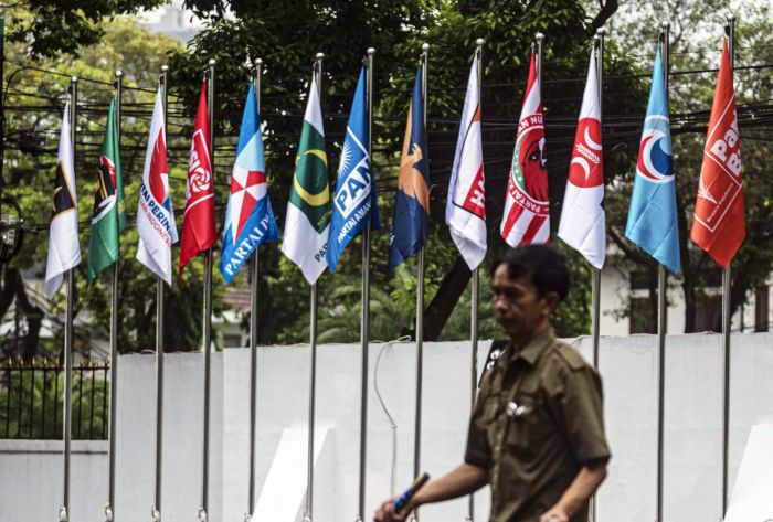 Bendera Partai Politik di Kantor KPU