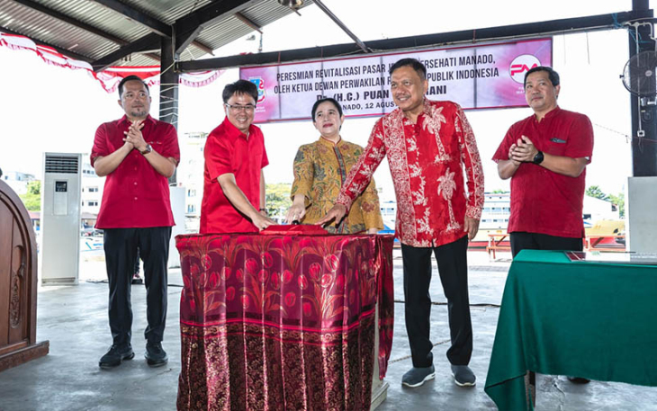 Ketua DPR RI Puan Maharani saat meresmikan revitalisasi Pasar Jengki Bersihati, dalam kunjungan kerja ke Manado, Sulut, Sabtu (12/8).
