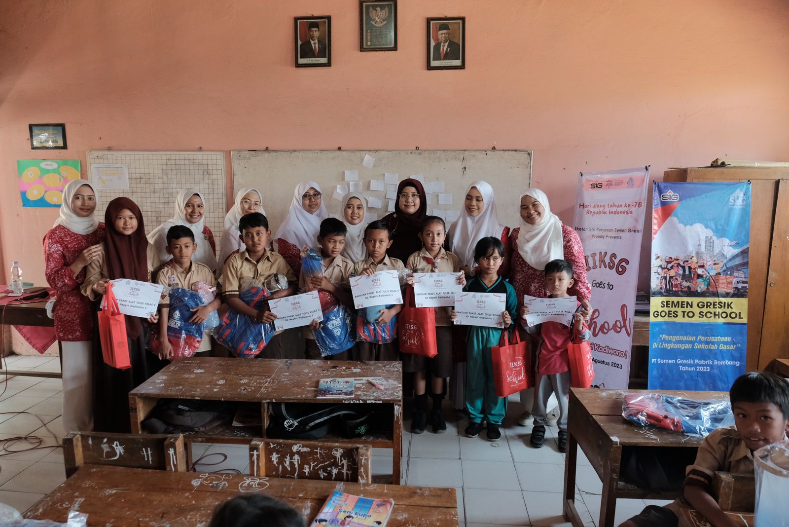 Peringati HUT RI, IIKSG Gelar Goes to School di Sekolah Dasar di Rembang.