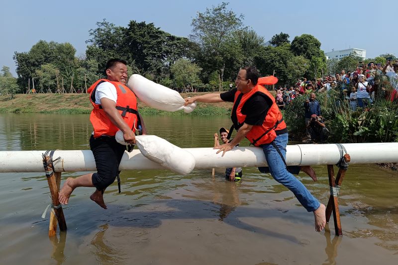 Anies Baswedan mengikuti lomba gebuk bantal.