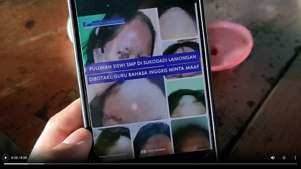 Foto para siswi yang digunduli oleh guru.