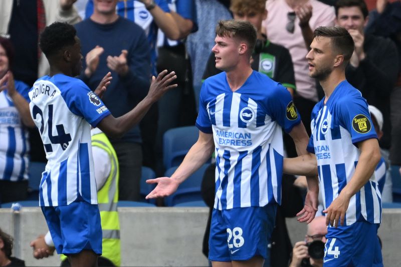 Para pemain Brighton berselebrasi usai mencetak gol ke gawang Luton Town.