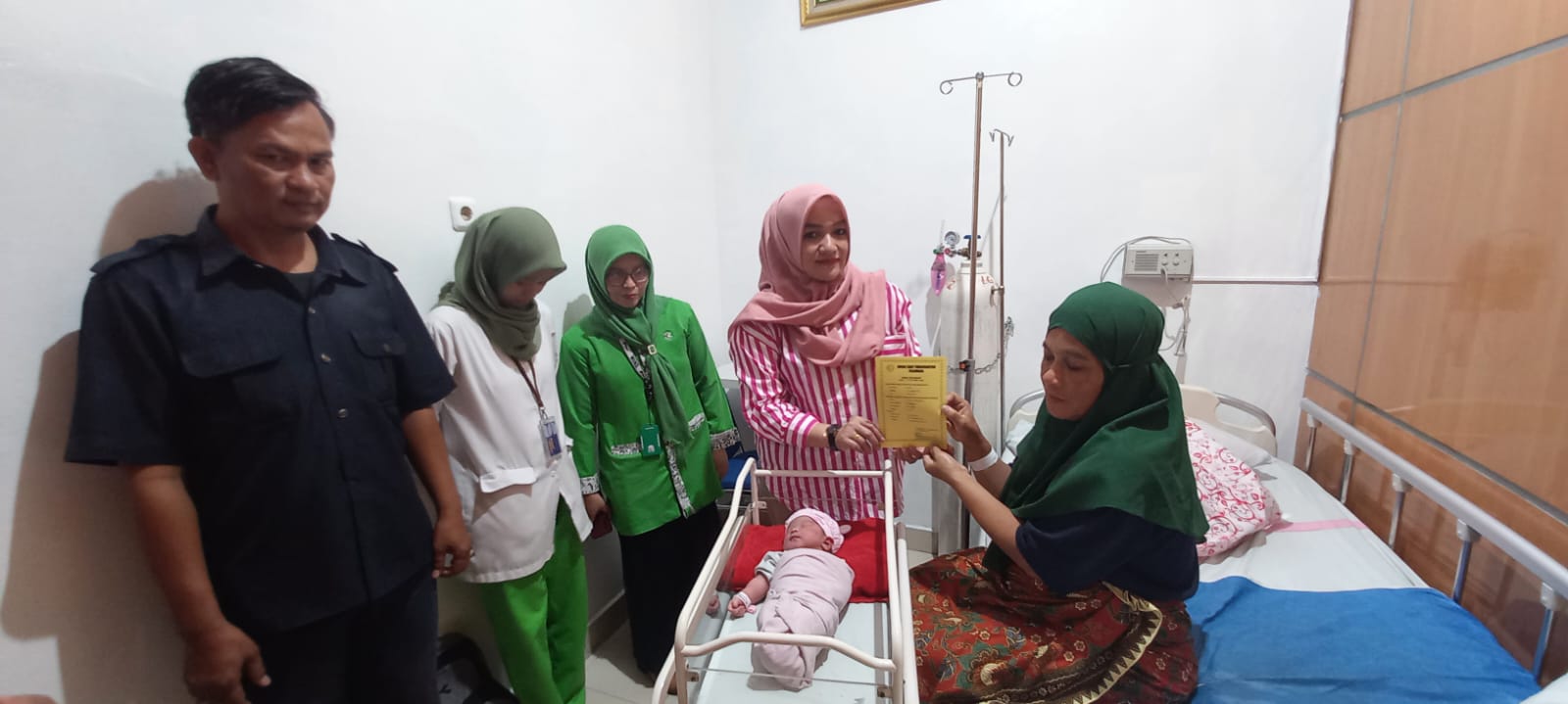 Bayi perempuan diberi nama HUT RI Agustina