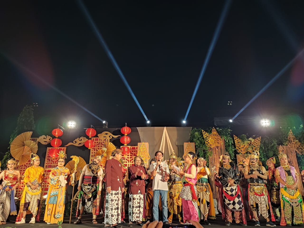 Irwan Hidayat, Direktur PT Industri Jamu dan Farmasi Sido Muncul Tbk, menerima penghargaan sebagai Pemerhati Wayang, Jumat (11/8) malam