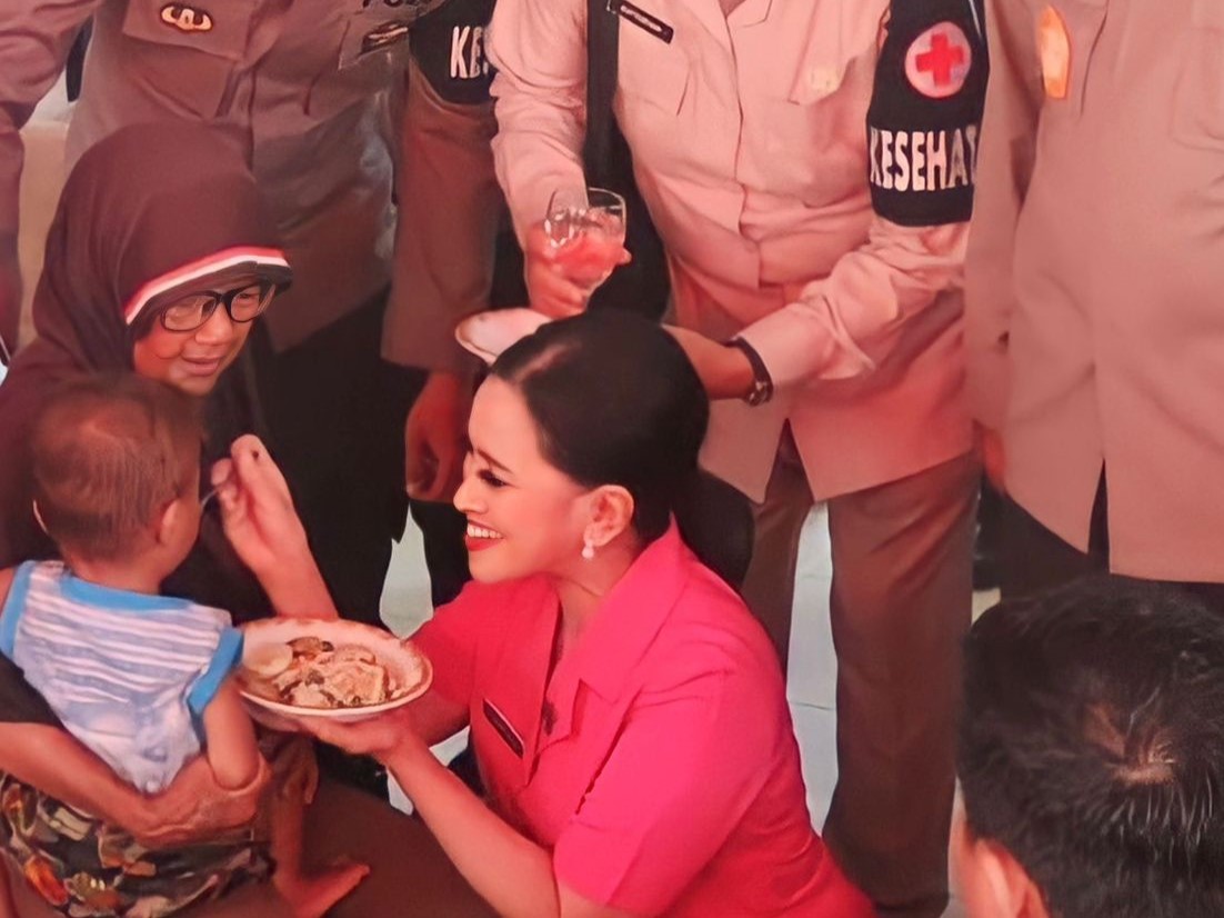 Ketua Bhayangkari Polda Sulbar memberikan makanan sehat kepada balita.