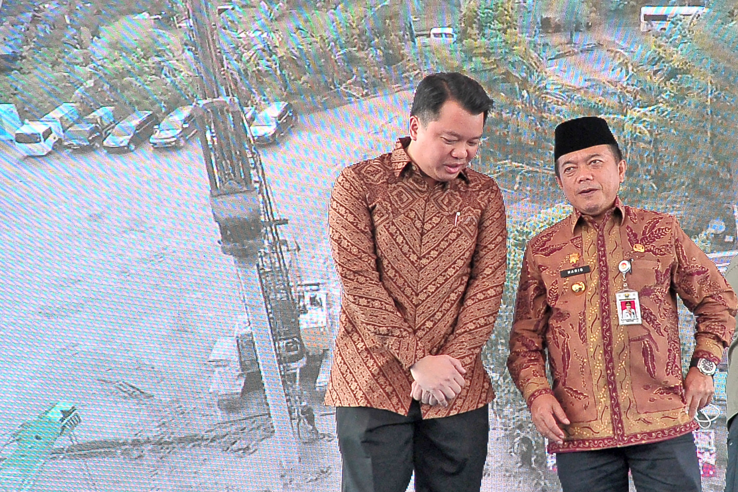 Gubernur Jambi Al Haris (kanan) mengapresiasi kontribusi PetroChina Jabung. 